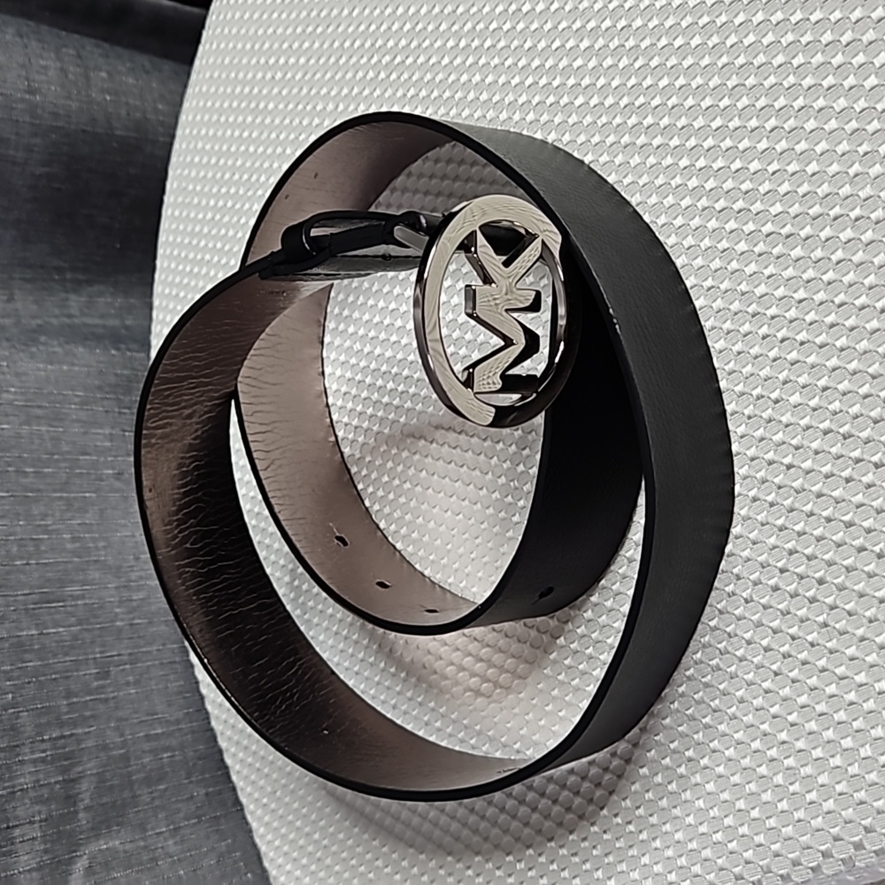 MICHEAL KORS LOGO LEATHER BELT IN BLACK SZE- MEDIUM - Picture 3 of 8